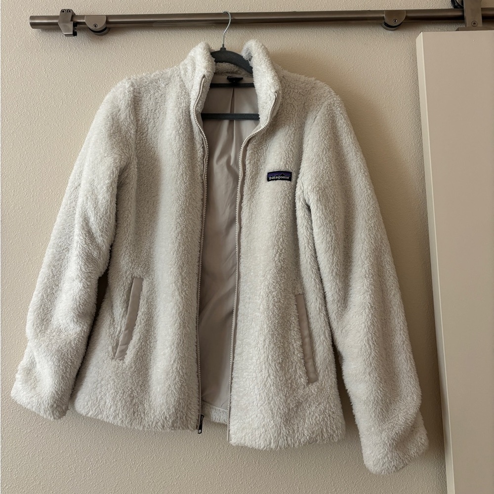 Fuzzy Patagonia white coat